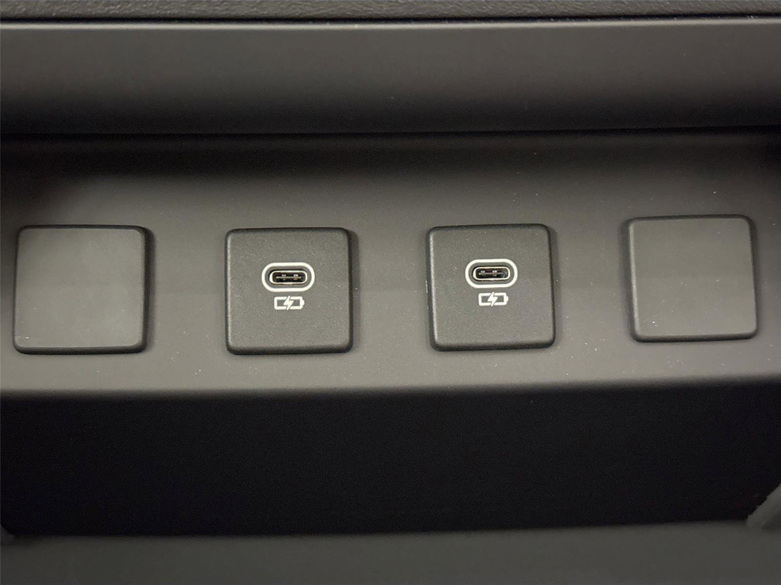 Used 2025 Land Rover Defender 110 X-Dynamic SE image 37