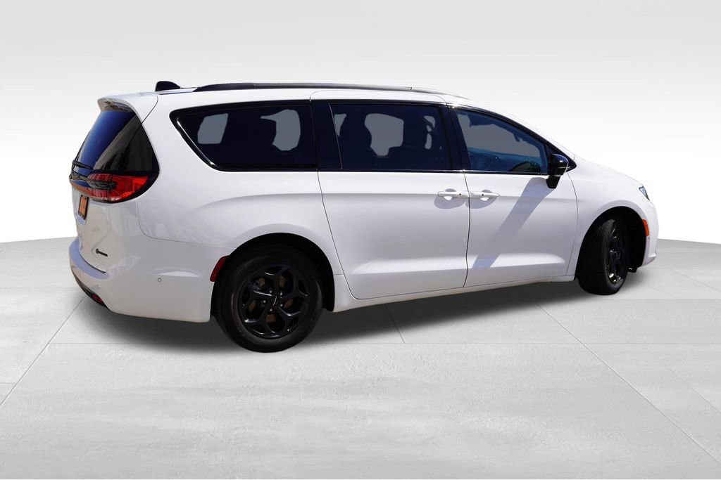 Used 2024 Chrysler Pacifica Premium image 4