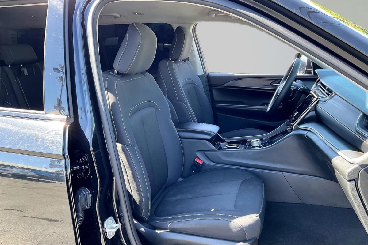 Used 2023 Jeep Grand Cherokee L Laredo w/ Luxury Tech Group I RWD image 7