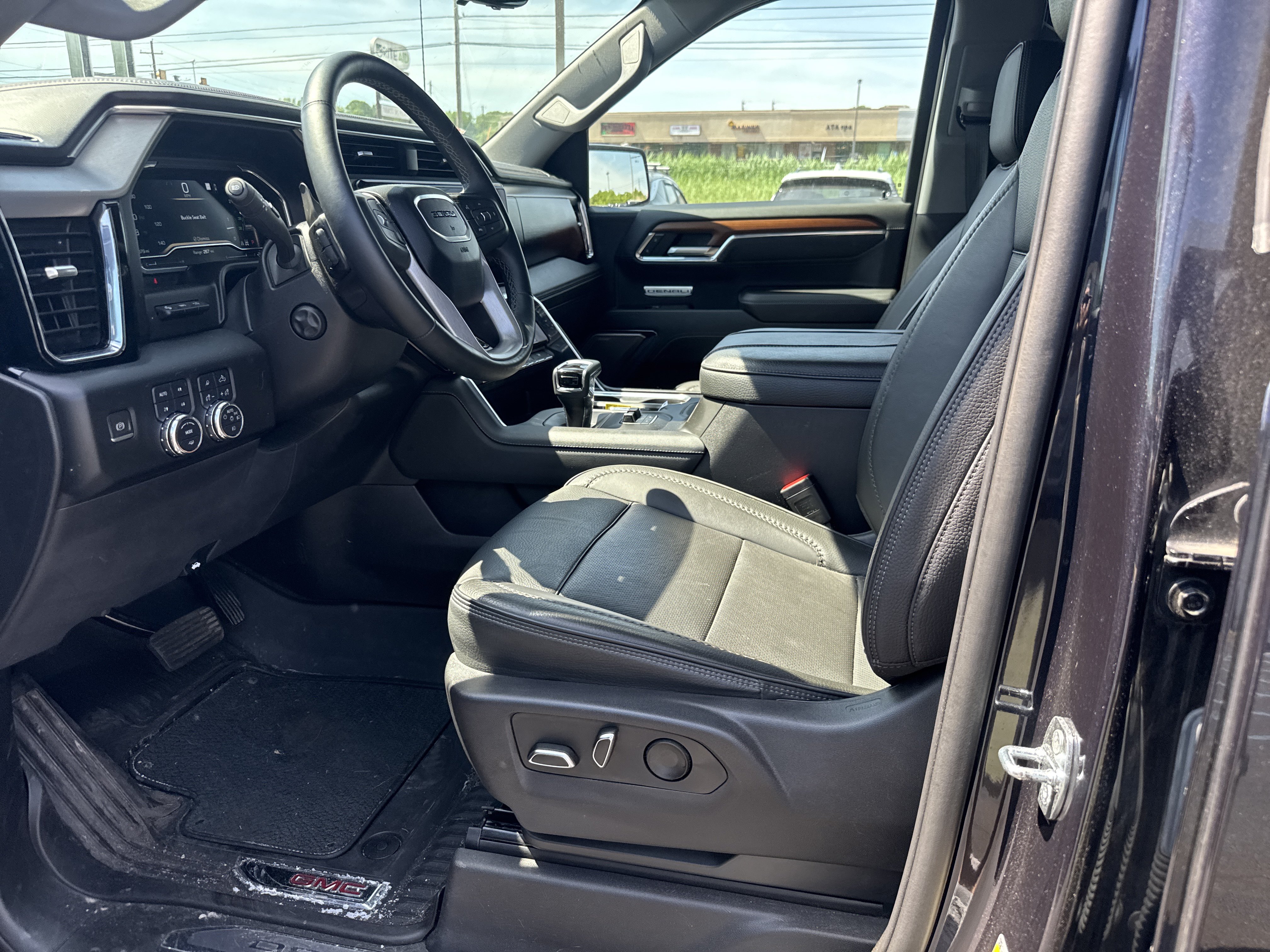 Used 2023 GMC Sierra 1500 Denali w/ Technology Package AWD/4WD image 12