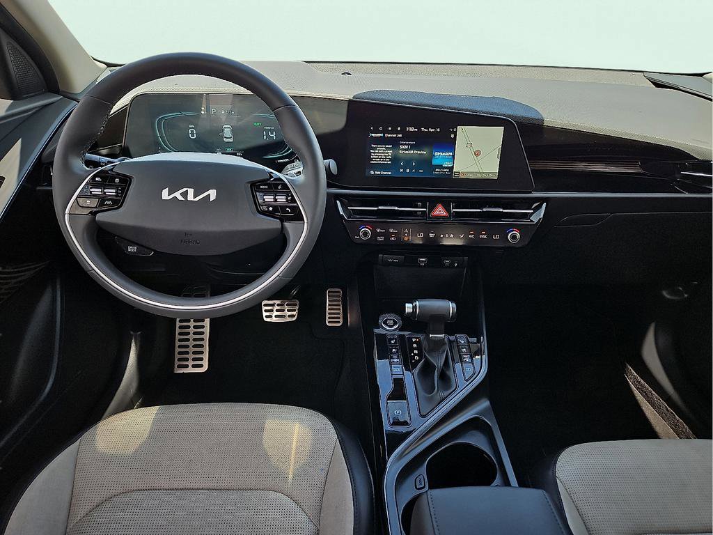 Used 2025 Kia Niro SX Touring image 9