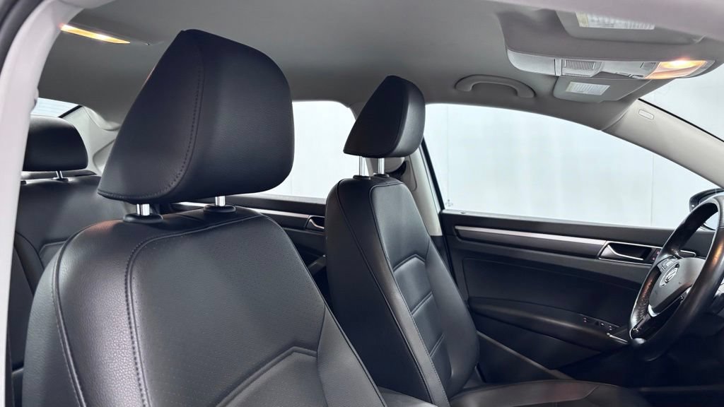 Used 2018 Volkswagen Passat 2.0T R-Line FWD image 19