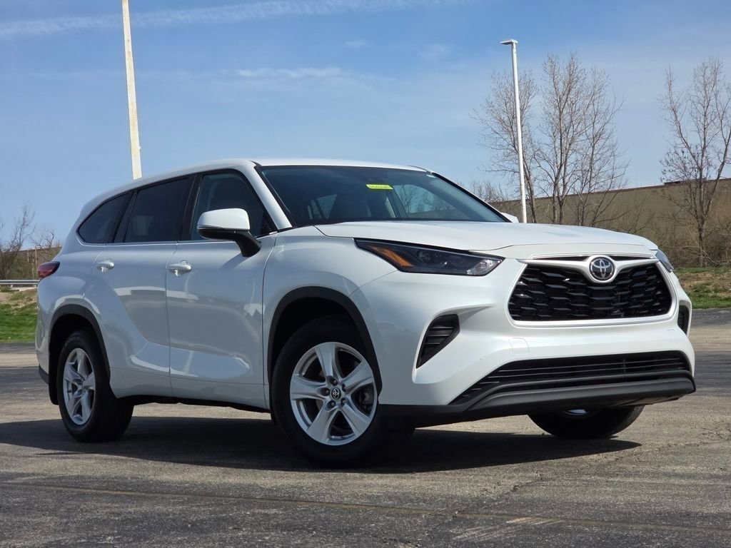 Used 2023 Toyota Highlander L image 2