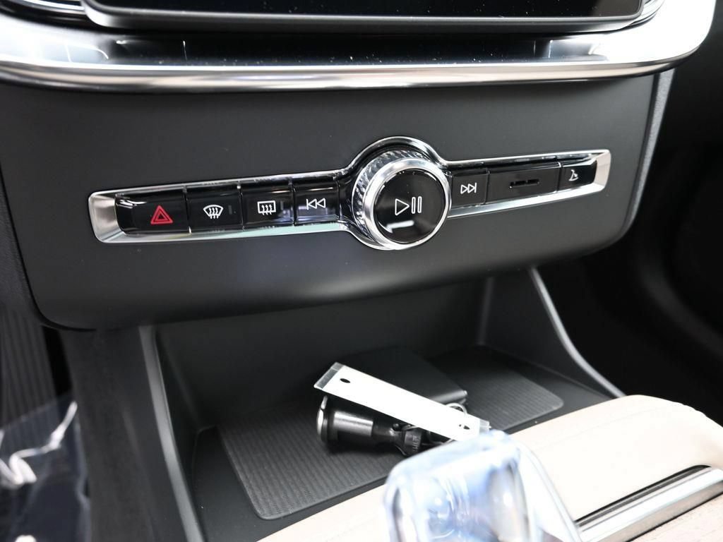 New 2026 Volvo XC90 B6 Core AWD/4WD image 18