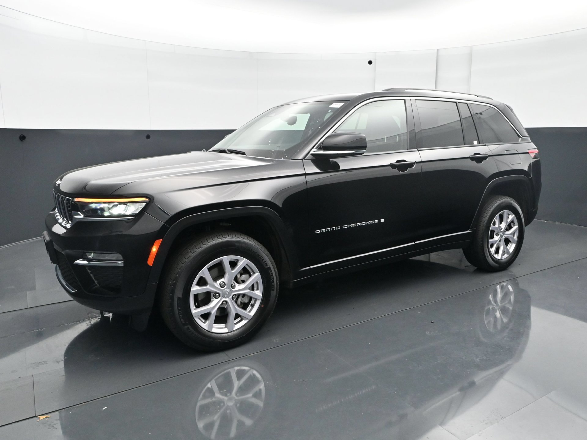 Used 2022 Jeep Grand Cherokee Limited AWD/4WD image 2