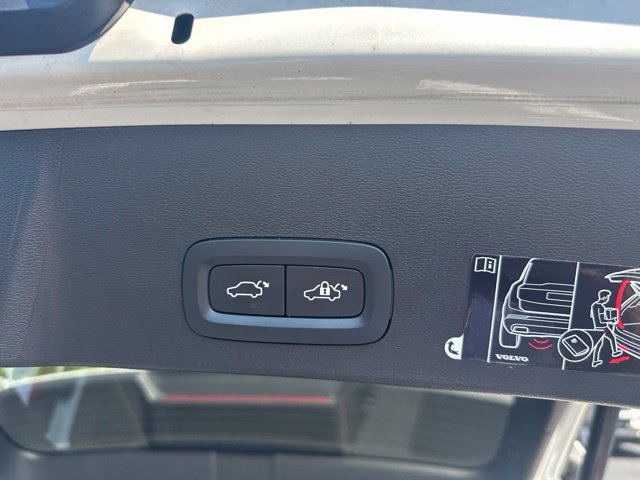 Used 2022 Volvo XC40 T4 Momentum FWD image 16