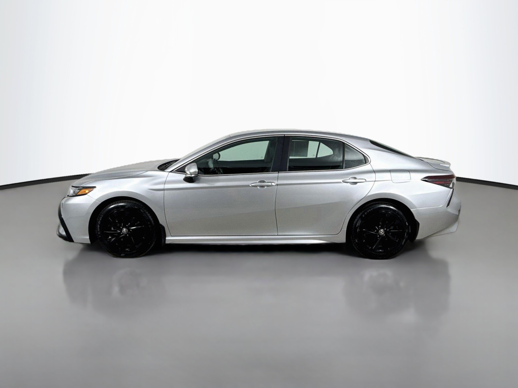 Used 2024 Toyota Camry SE FWD image 4