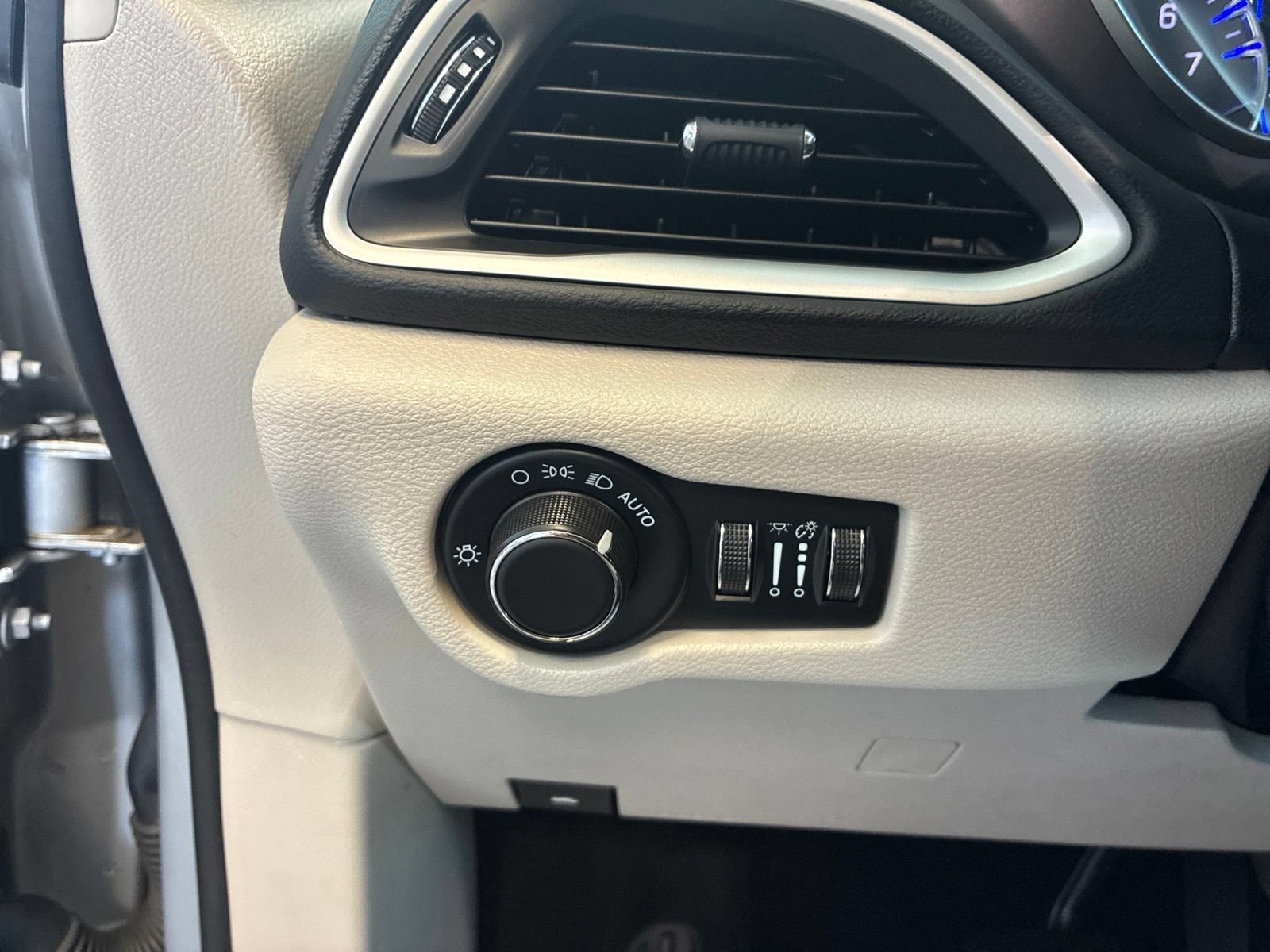 Used 2023 Chrysler Voyager LX FWD image 18