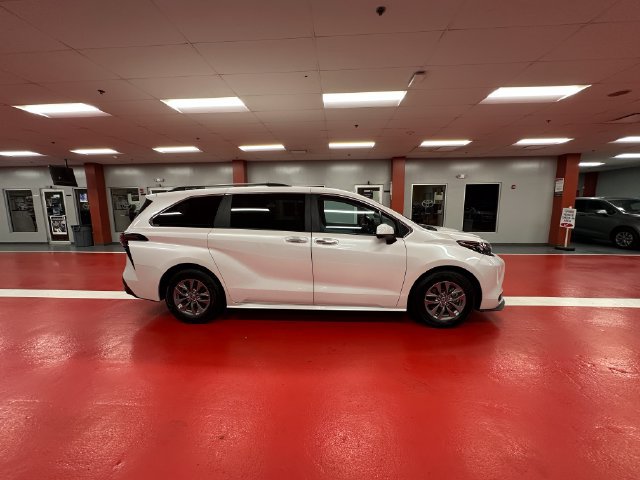 Certified 2025 Toyota Sienna XLE FWD image 3
