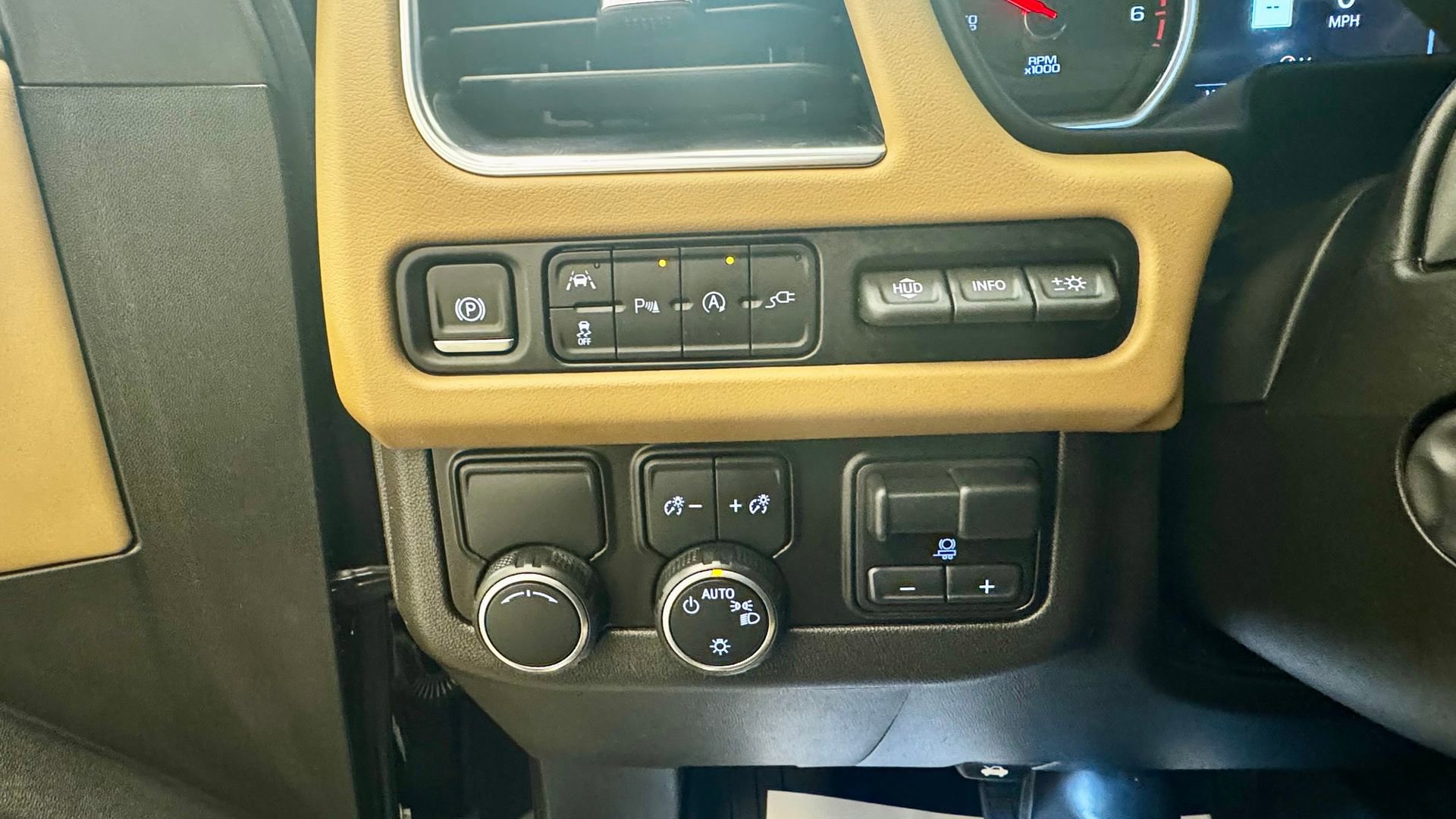 Used 2021 Chevrolet Tahoe Premier w/ Premium Package RWD image 40