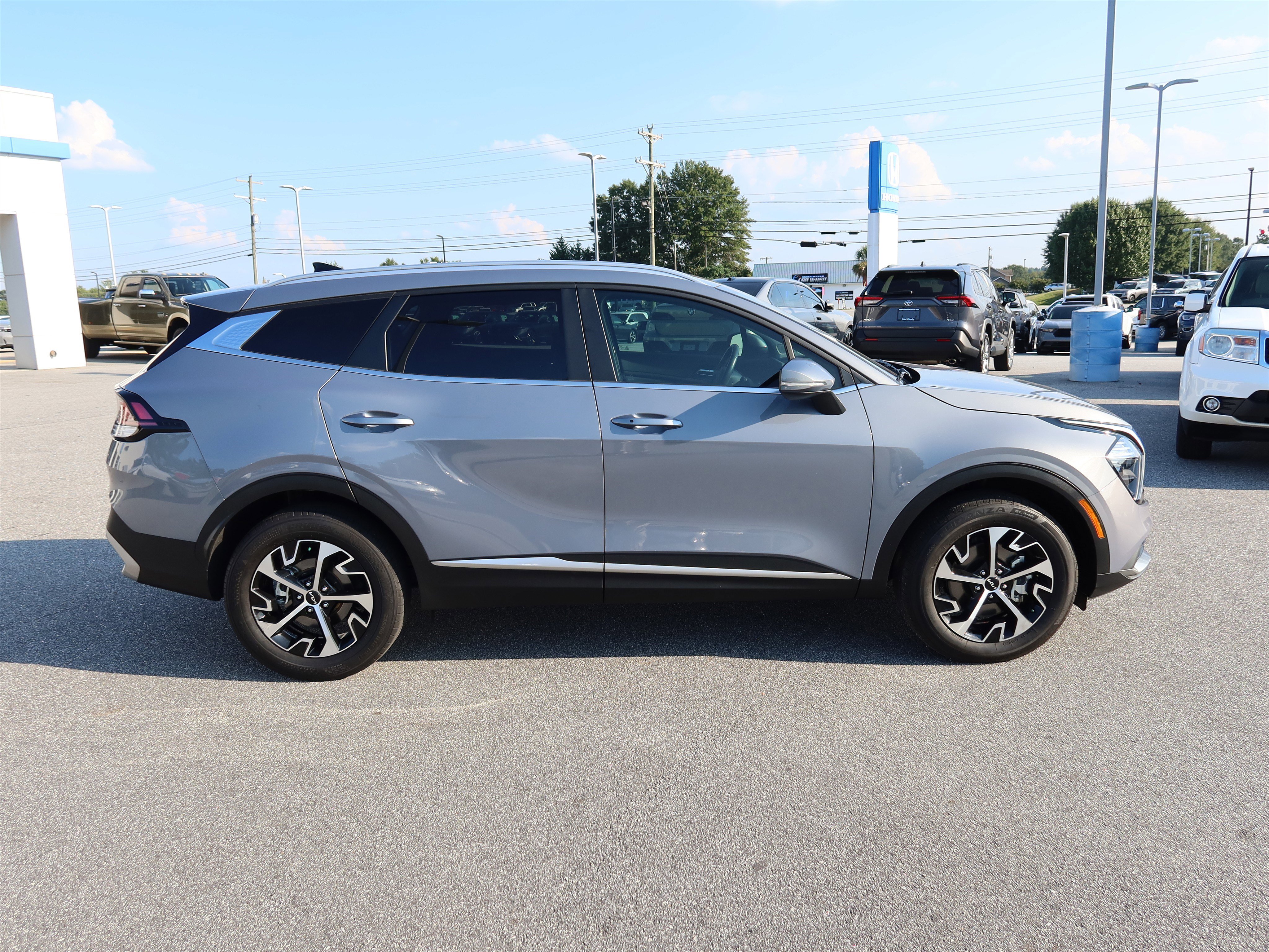 Used 2023 Kia Sportage EX image 3