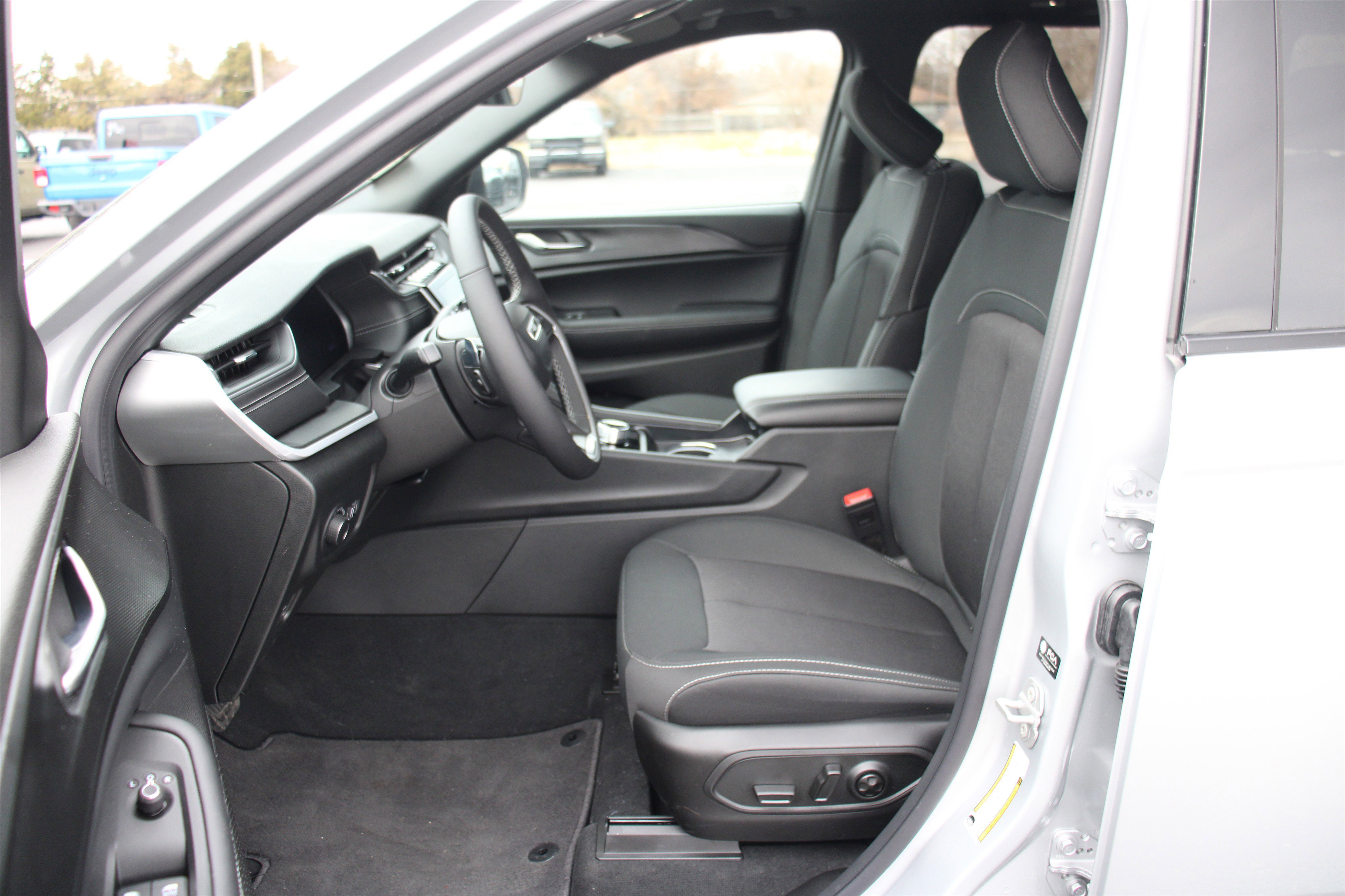 New 2025 Jeep Grand Cherokee Laredo X w/ Luxury Tech Group I image 3