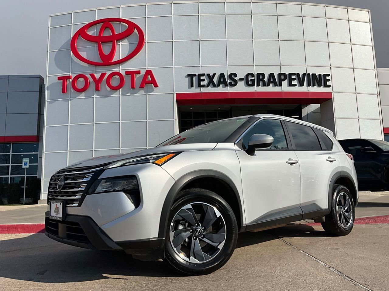 Used 2025 Nissan Rogue SV image 2