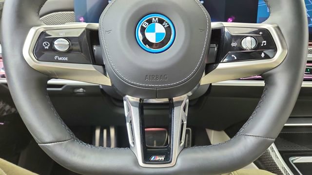Used 2023 BMW i7 xDrive60 w/ Executive Package 2 image 41