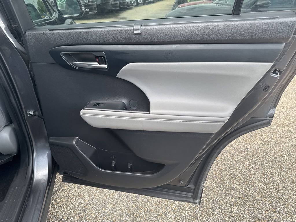 Used 2023 Toyota Highlander L image 16