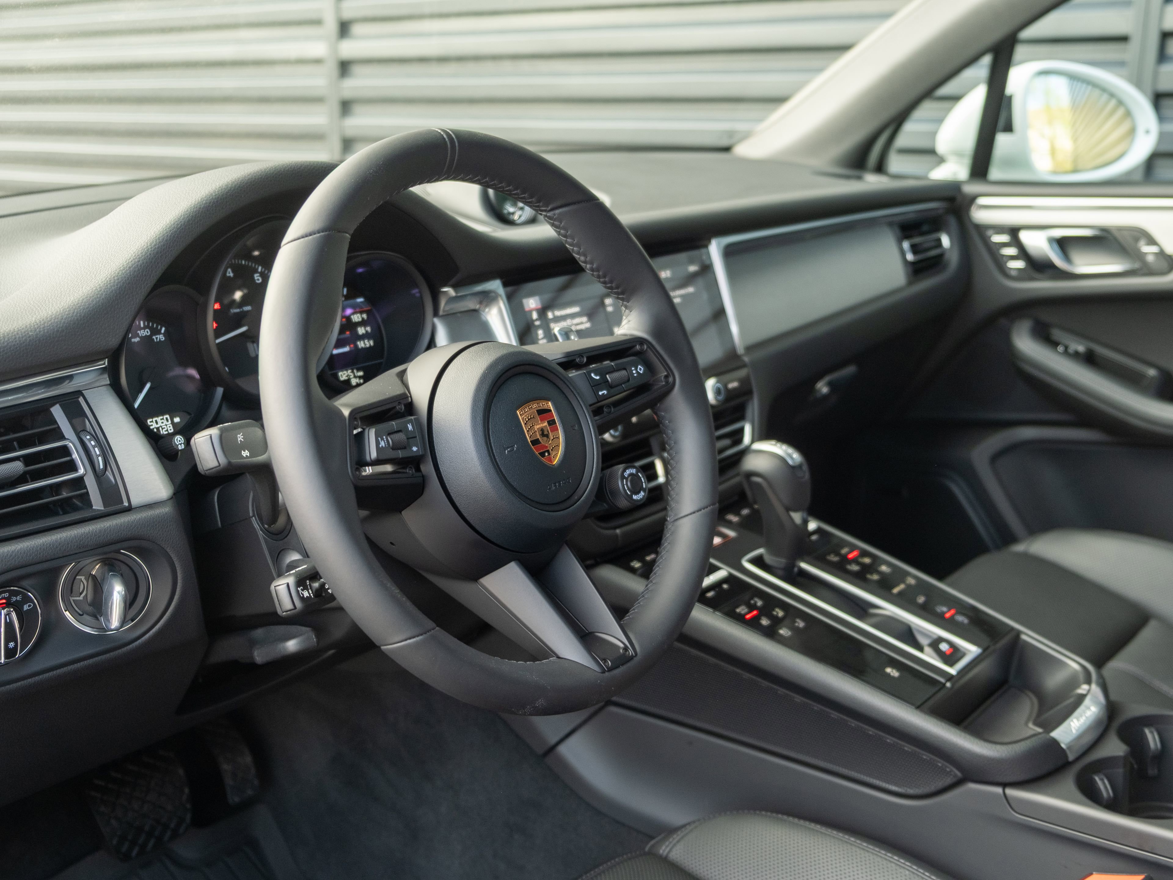 Certified 2026 Porsche Macan AWD/4WD image 4