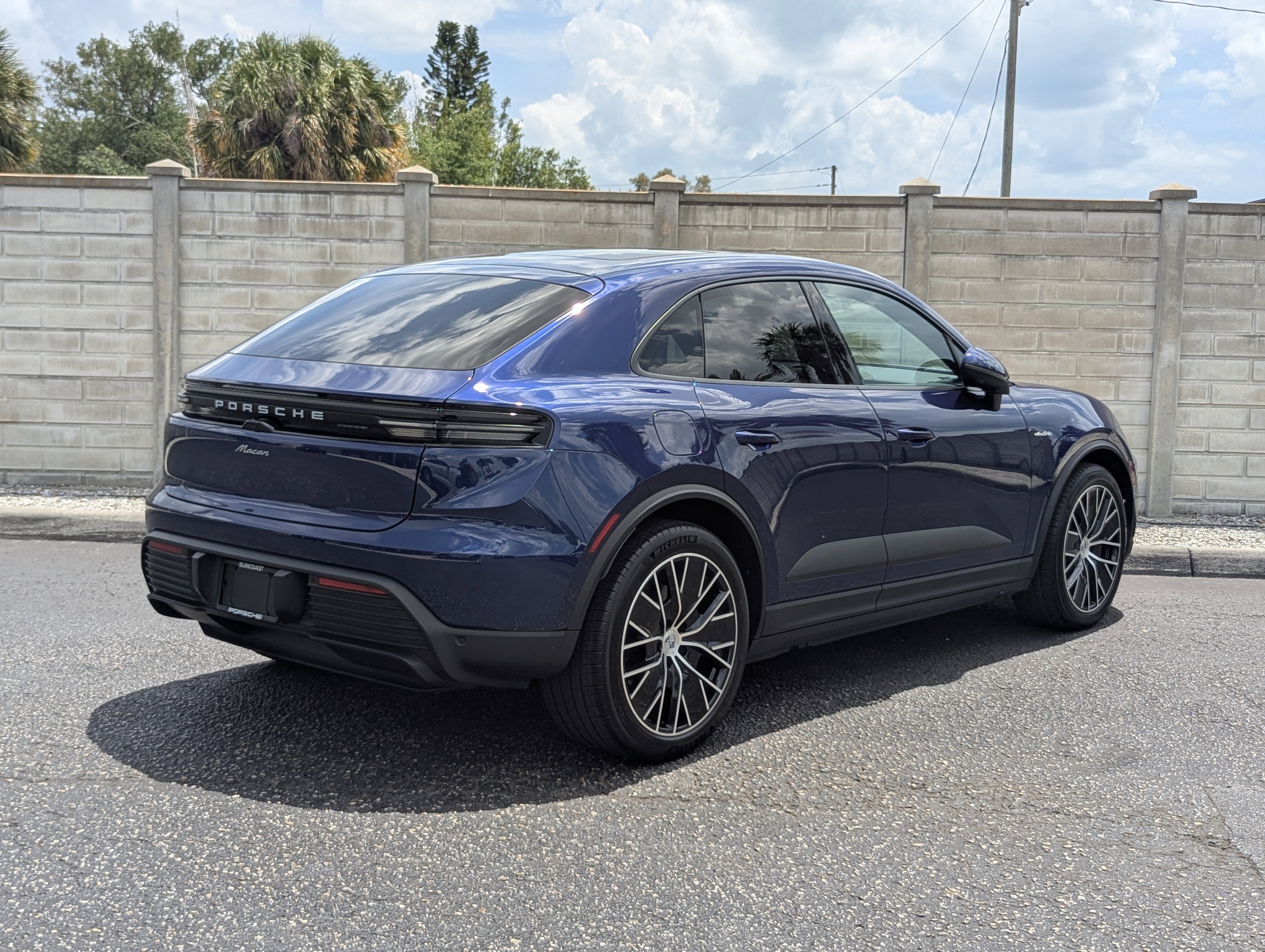 Certified 2025 Porsche Macan Electric RWD image 7