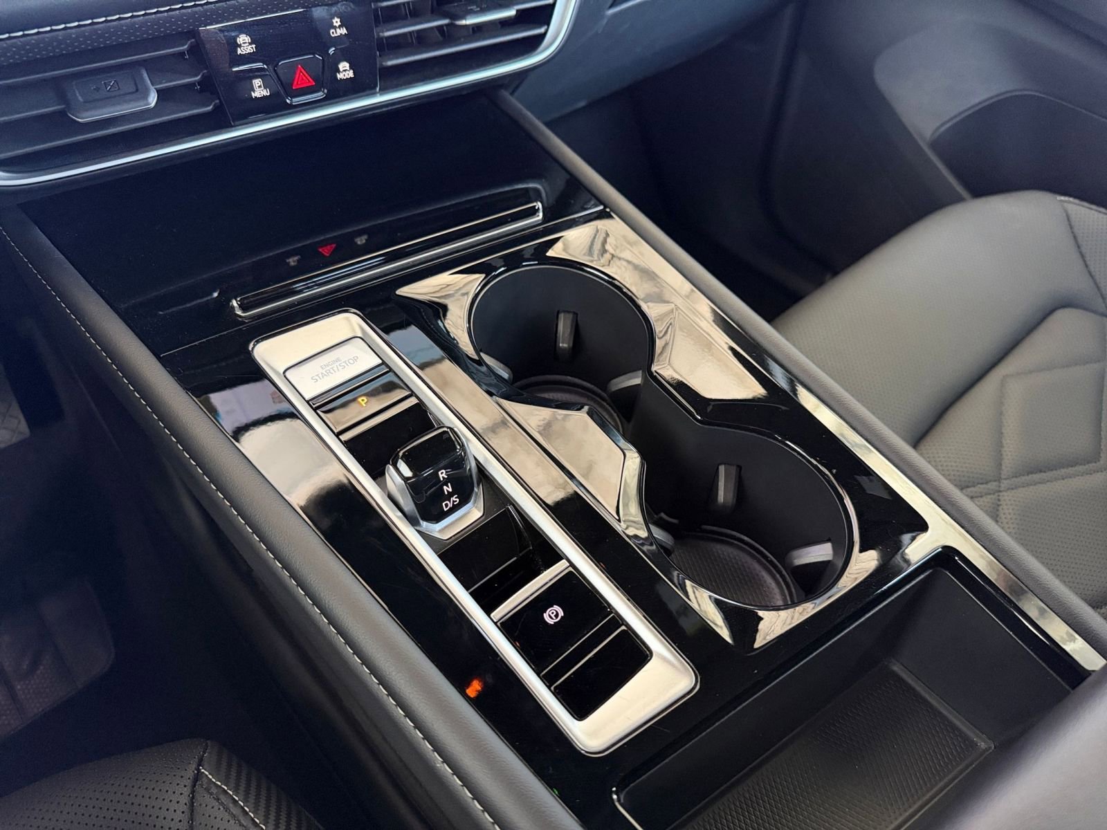 Used 2025 Volkswagen Atlas Cross Sport SE image 41