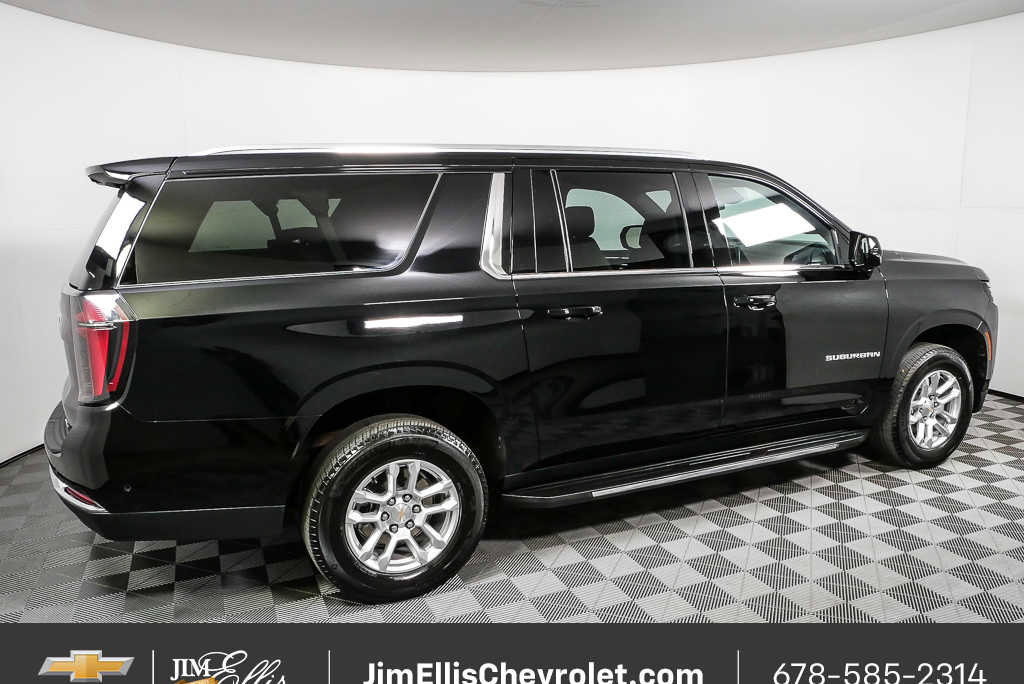 Used 2025 Chevrolet Suburban LT AWD/4WD image 2