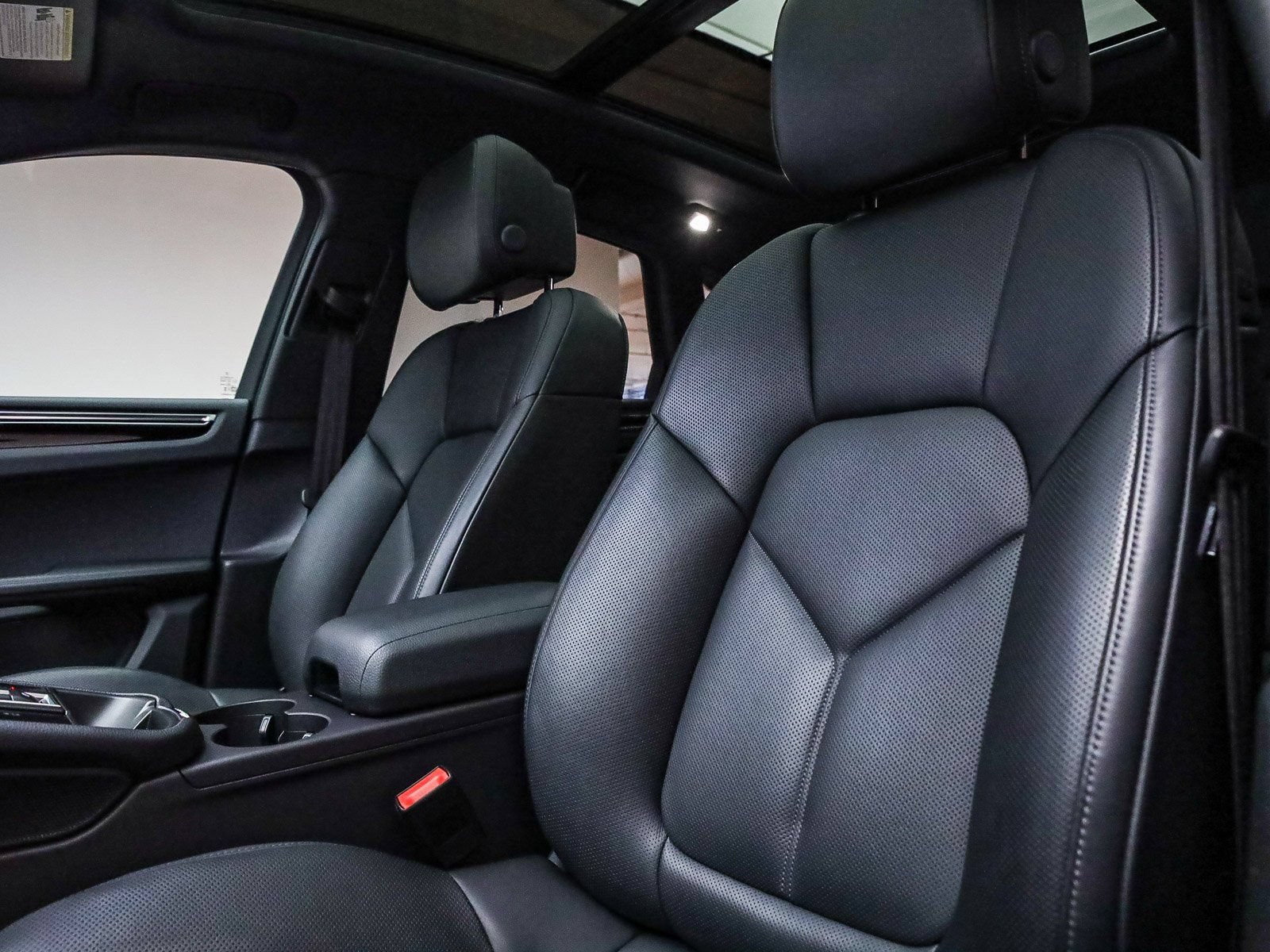 Certified 2025 Porsche Macan AWD/4WD image 5