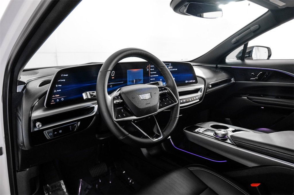 Used 2024 Cadillac Lyriq Luxury image 2