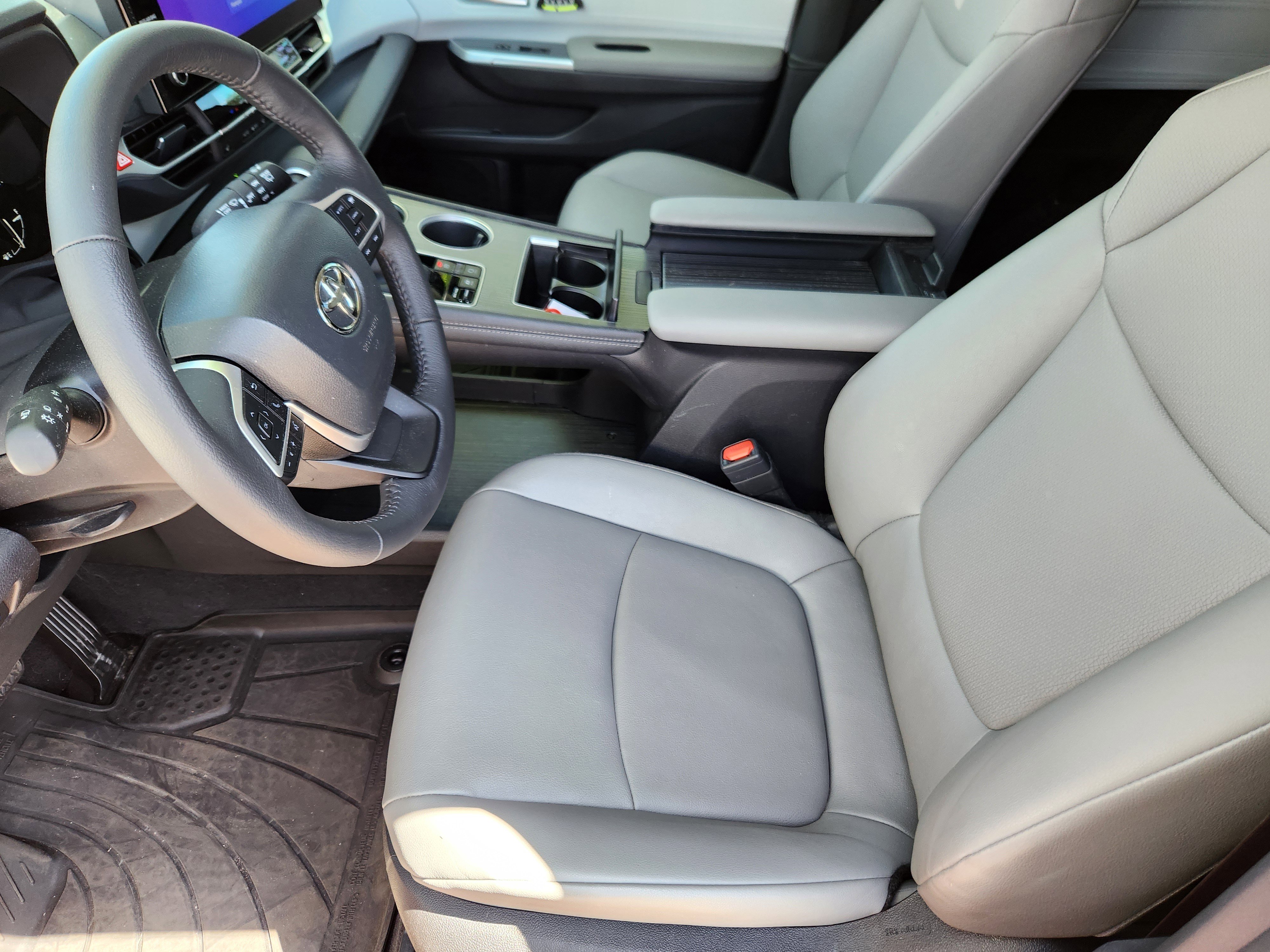 Certified 2026 Toyota Sienna XLE image 9