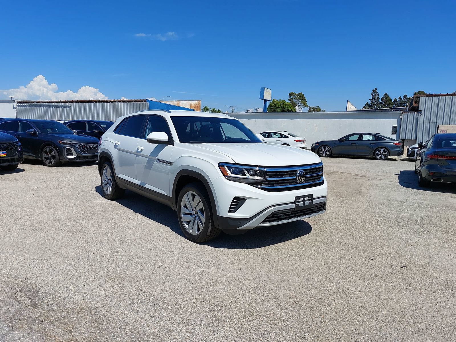 Used 2023 Volkswagen Atlas Cross Sport SE FWD image 3