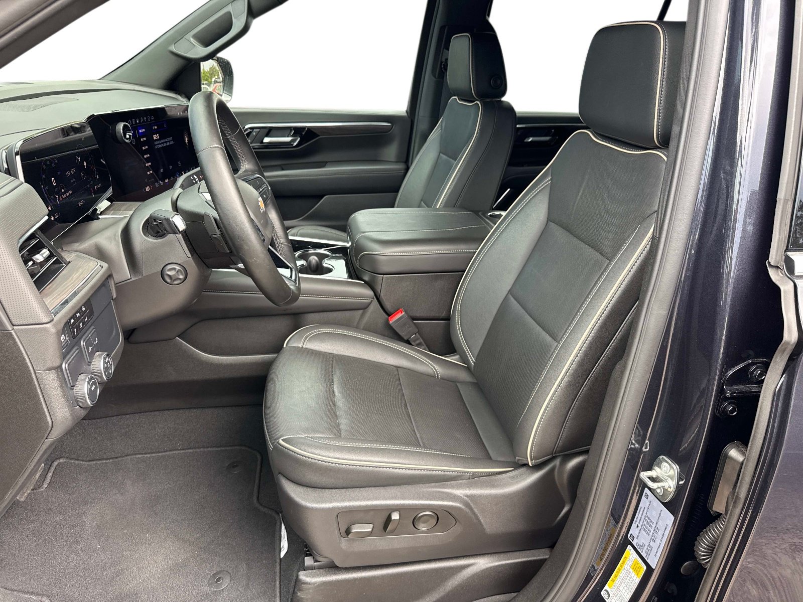 Used 2025 Chevrolet Suburban Premier RWD image 22