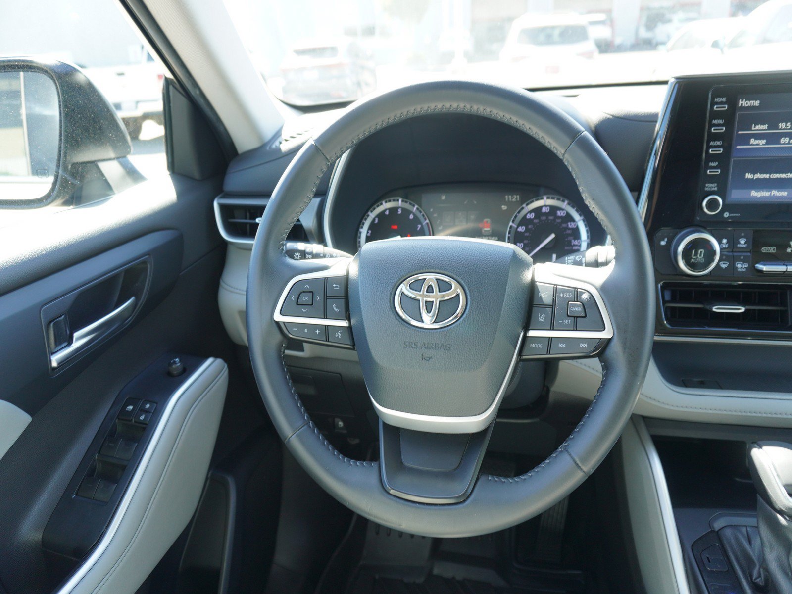Used 2022 Toyota Highlander XLE AWD/4WD image 17