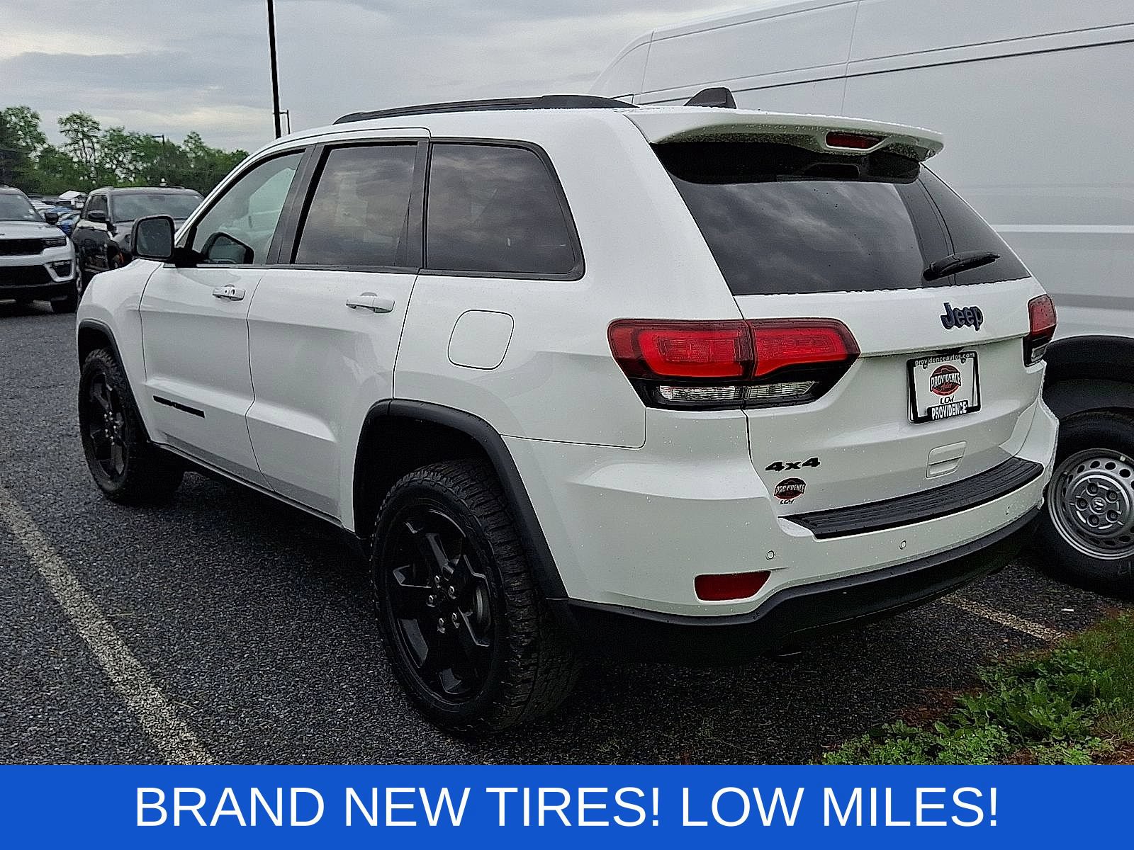 Used 2019 Jeep Grand Cherokee Laredo AWD/4WD image 3