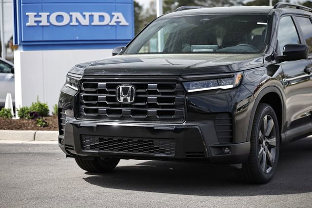 New 2026 Honda Pilot Sport image 2