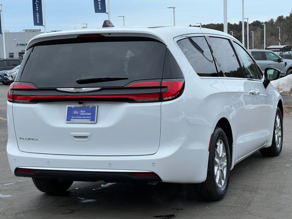 Used 2026 Chrysler Pacifica Select image 10