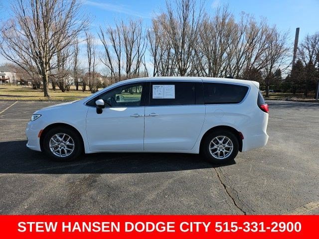 Used 2023 Chrysler Pacifica Touring-L image 1