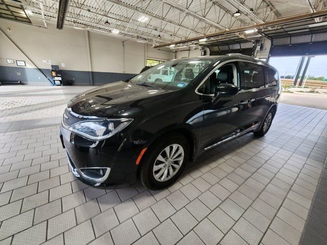 Used 2018 Chrysler Pacifica Touring-L w/ Premium Audio Group image 3