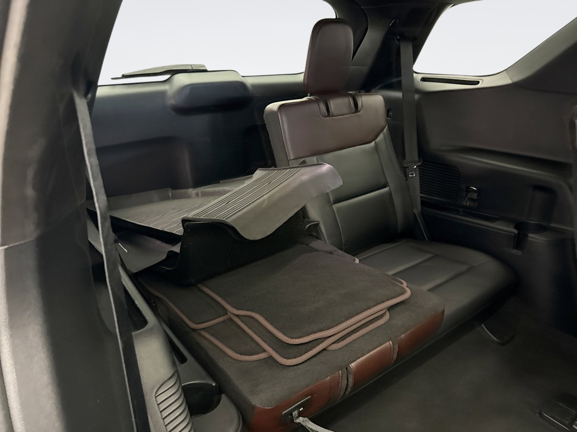 Used 2023 Ford Explorer Platinum w/ Premium Technology Package image 18