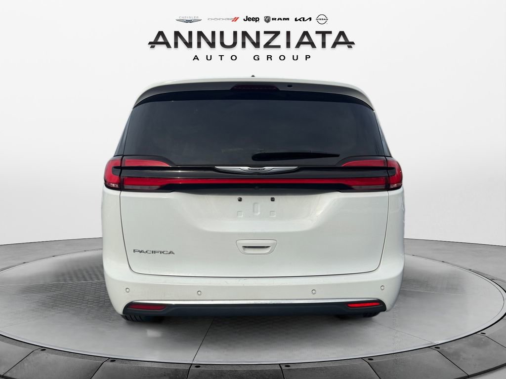 Used 2023 Chrysler Pacifica Touring-L image 4