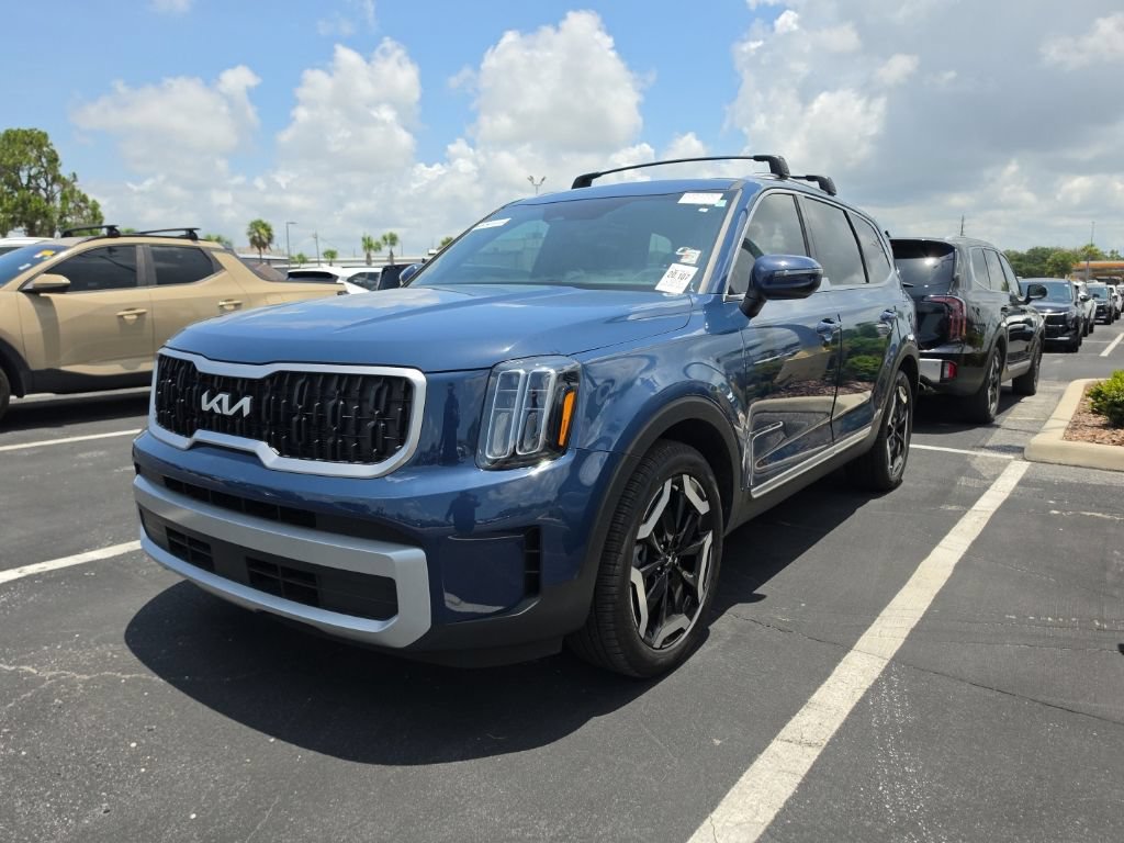 Certified 2024 Kia Telluride EX w/ EX Captain's Chair Package AWD/4WD image 4