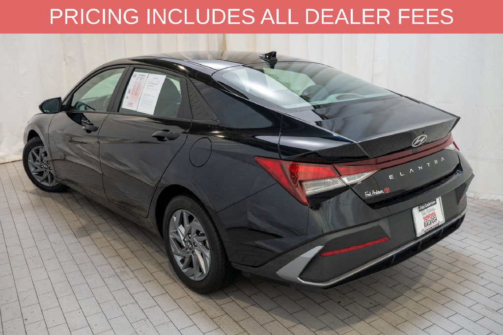 Used 2024 Hyundai Elantra SEL FWD image 3