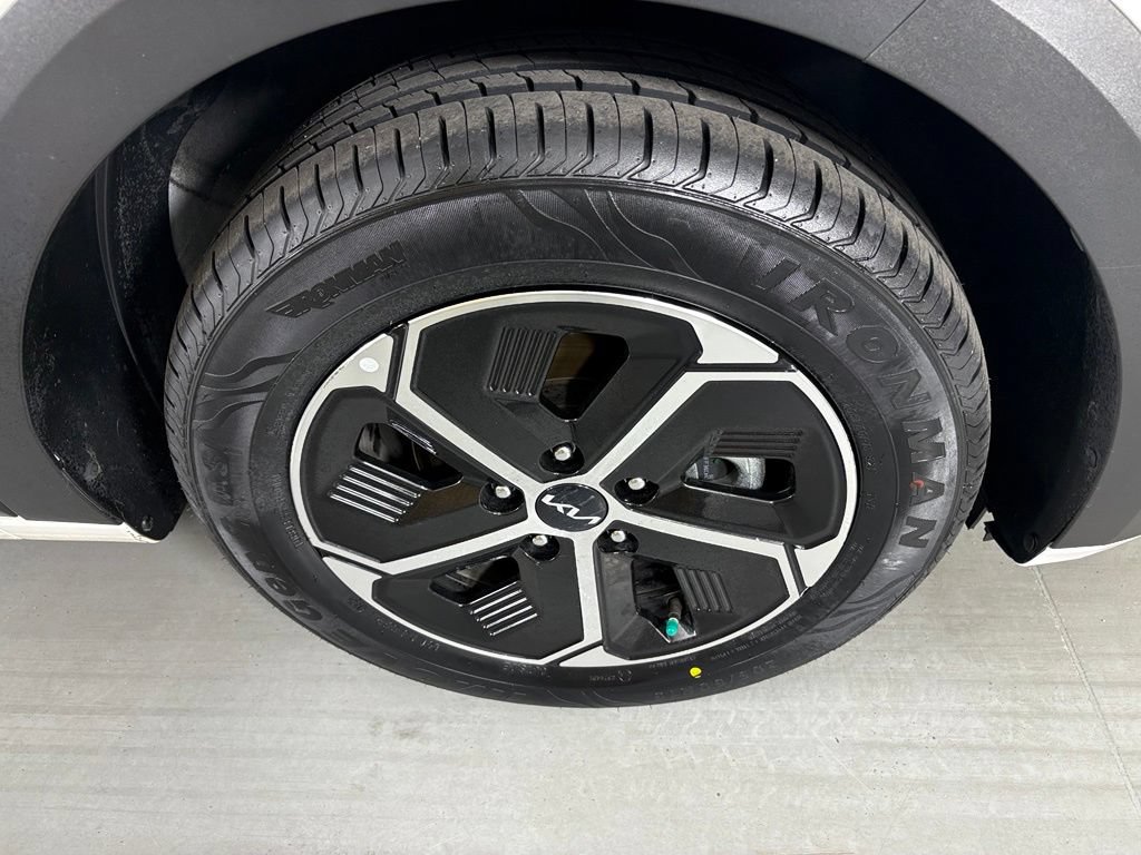 Used 2024 Kia Niro EX FWD image 10