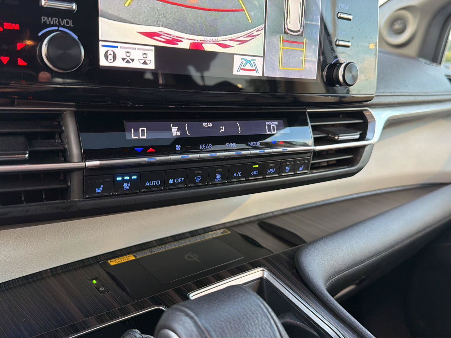 Used 2021 Toyota Sienna Platinum AWD/4WD image 26