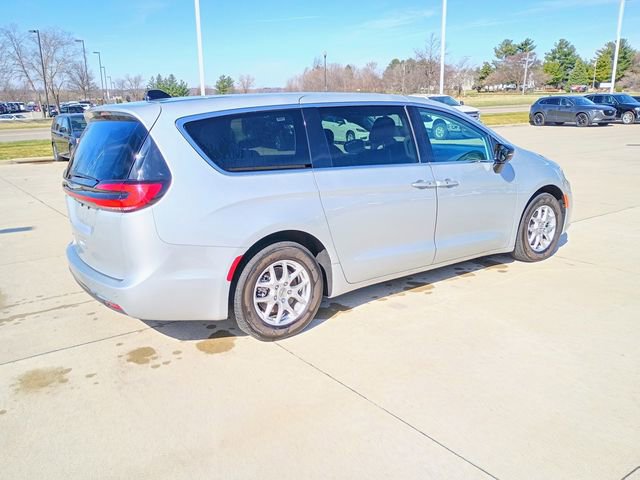 Used 2024 Chrysler Pacifica Touring-L image 13