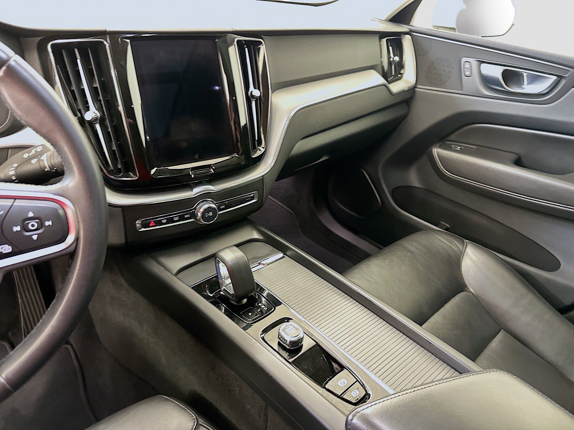 Used 2023 Volvo XC60 B5 Core image 26