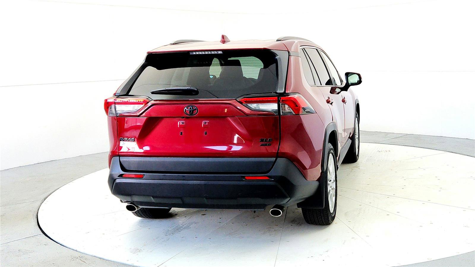 Used 2020 Toyota RAV4 XLE Premium image 5