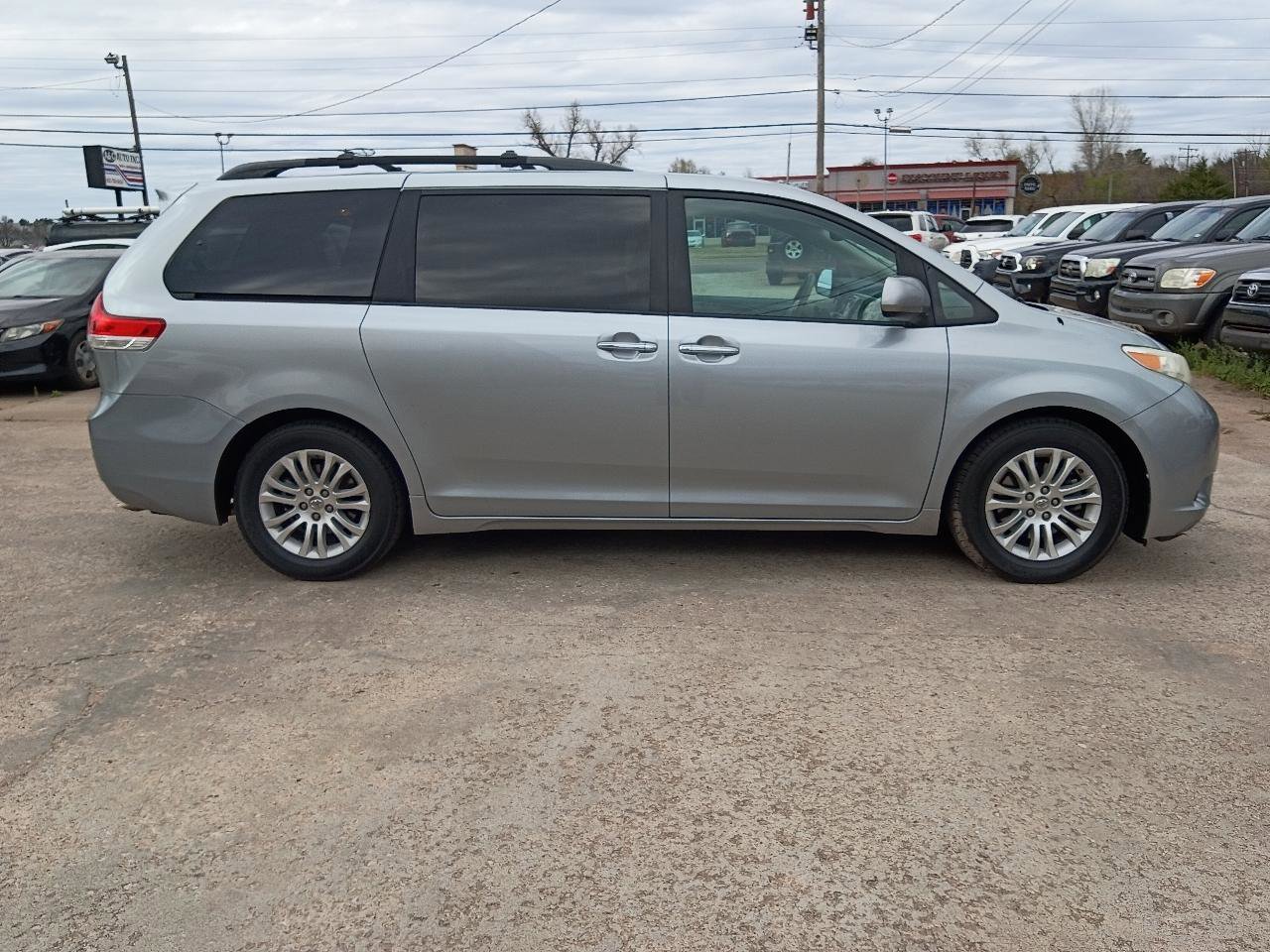 Used 2014 Toyota Sienna XLE w/ Entertainment Package image 4