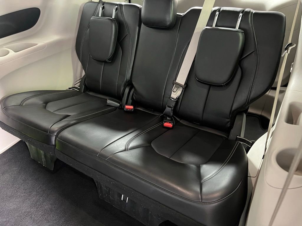 Used 2024 Chrysler Pacifica Touring-L image 29