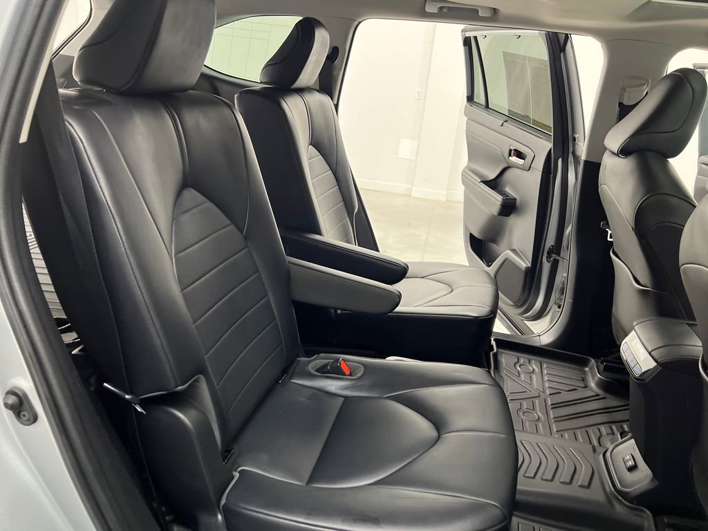 Used 2020 Toyota Highlander XLE image 18