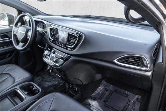 Used 2020 Chrysler Pacifica Touring-L image 24