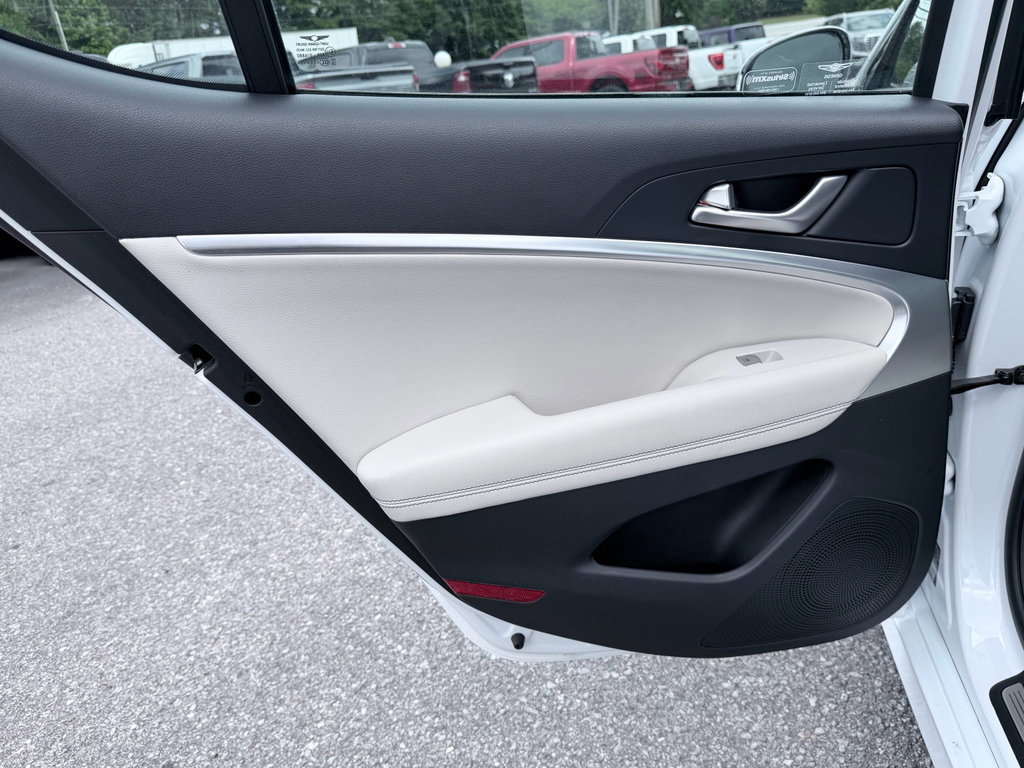 Used 2025 Genesis G70 2.5T AWD/4WD image 32