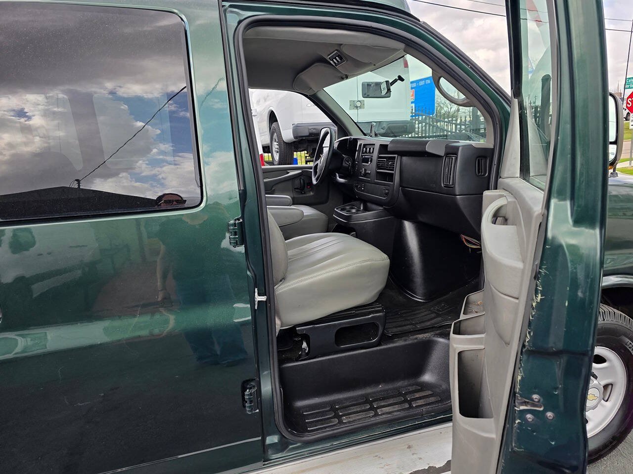 Used 2011 Chevrolet Express 3500 LS RWD image 15
