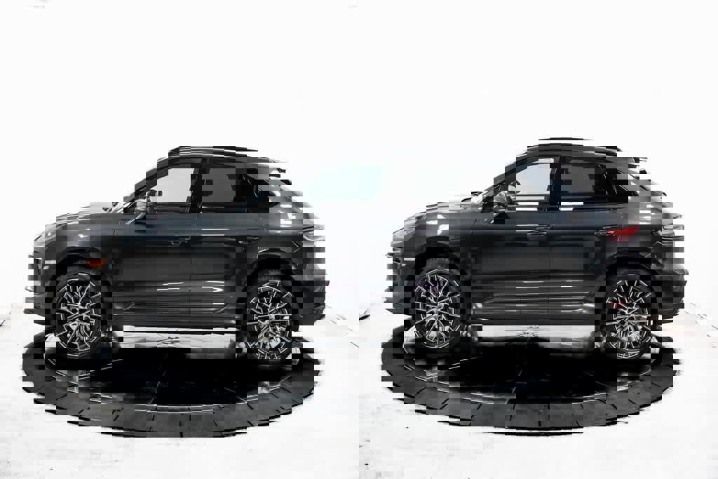Certified 2025 Porsche Macan image 2